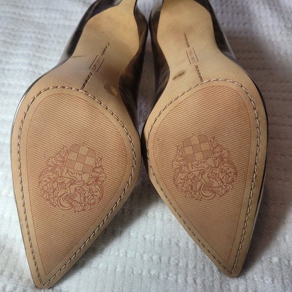 VINCE CAMUTO KAIN GOLD METALLIC PUMP - Picture 10 of 16